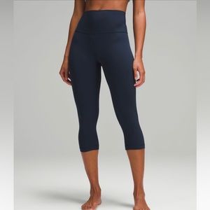 Cropped Lululemon navy athletic leggings size 8